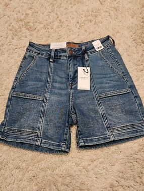 014p Judy Blue Patch-Pocket High-Rise Jean Shorts in Washed Blue